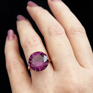 MID-CENTURY SYNTHETIC COLOUR CHANGE SAPPHIRE COCKTAIL RING IN 9ct GOLD