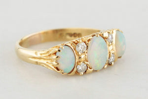 VINTAGE 1975 SOLID OPAL & DIAMOND RING 18ct GOLD