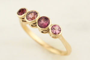 R&V BESPOKE SAPPHIRE RING 9ct YELLOW GOLD