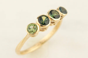 R&V BESPOKE SAPPHIRE RING 9ct YELLOW GOLD