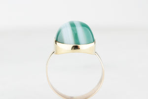 MID-CENTURY BANDED AGATE RING 14ct YELLOW GOLD