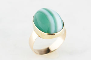 MID-CENTURY BANDED AGATE RING 14ct YELLOW GOLD