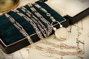 ANTIQUE LATE VICTORIAN c1890 SILVER MUFF CHAIN & AGATE PADLOCK HEART