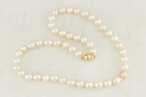 VINTAGE ESTATE SINGLE STRAND FRESH WATER PEARL NECKLACE 14ct GOLD CLASP