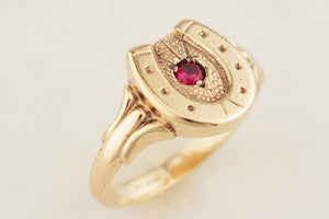ANTIQUE AUSTRALIAN c1919 RUBY HORSE SHOE SIGNET RING 9ct GOLD