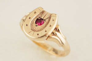ANTIQUE AUSTRALIAN c1919 RUBY HORSE SHOE SIGNET RING 9ct GOLD