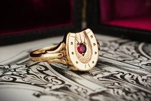 ANTIQUE AUSTRALIAN c1919 RUBY HORSE SHOE SIGNET RING 9ct GOLD