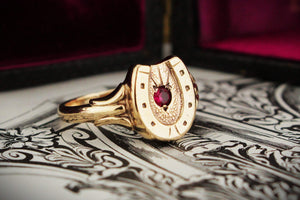 ANTIQUE AUSTRALIAN c1919 RUBY HORSE SHOE SIGNET RING 9ct GOLD