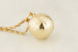 VINTAGE ESTATE WORLD GLOBE PENDANT 9ct GOLD
