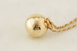 VINTAGE ESTATE WORLD GLOBE PENDANT 9ct GOLD