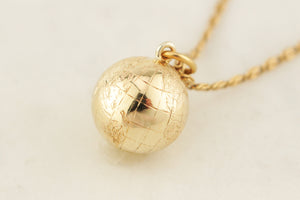VINTAGE ESTATE WORLD GLOBE PENDANT 9ct GOLD
