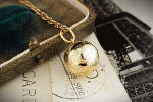 VINTAGE ESTATE WORLD GLOBE PENDANT 9ct GOLD
