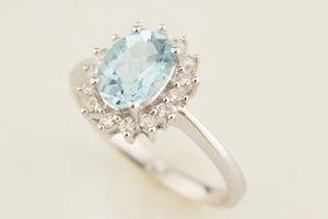 VINTAGE AQUAMARINE & DIAMOND HALO RING 18ct GOLD