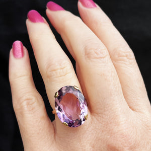 MID-CENTURY 1972 14.0ct AMETHYST COCKTAIL RING