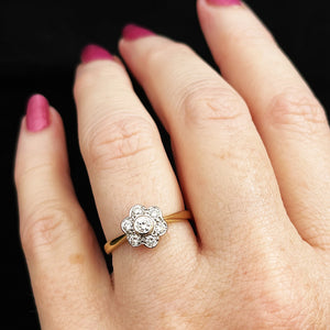 VINTAGE c1960’s DIAMOND DAISY RING 18ct GOLD