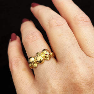 CONTEMPORARY 18ct GOLD TRIPLE SKULL RING