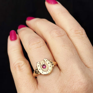 ANTIQUE AUSTRALIAN c1919 RUBY HORSE SHOE SIGNET RING 9ct GOLD