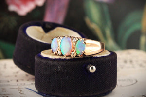 VINTAGE SOLID OPAL & DIAMOND RING 9ct GOLD