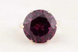 MID-CENTURY SYNTHETIC COLOUR CHANGE SAPPHIRE COCKTAIL RING IN 9ct GOLD
