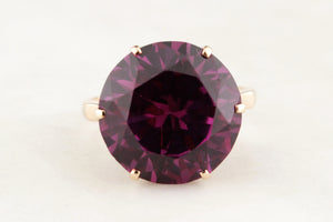 MID-CENTURY SYNTHETIC COLOUR CHANGE SAPPHIRE COCKTAIL RING IN 9ct GOLD