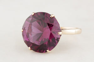 MID-CENTURY SYNTHETIC COLOUR CHANGE SAPPHIRE COCKTAIL RING IN 9ct GOLD