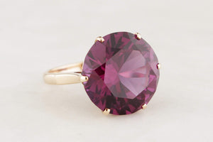 MID-CENTURY SYNTHETIC COLOUR CHANGE SAPPHIRE COCKTAIL RING IN 9ct GOLD
