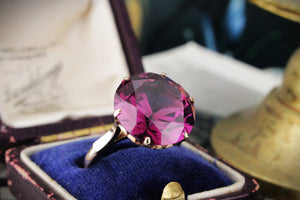 MID-CENTURY SYNTHETIC COLOUR CHANGE SAPPHIRE COCKTAIL RING IN 9ct GOLD