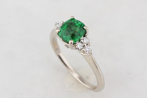 CONTEMPORARY TSAVORITE GARNET & DIAMOND RING 14ct GOLD