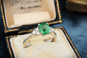 CONTEMPORARY TSAVORITE GARNET & DIAMOND RING 14ct GOLD