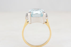 VINTAGE c1980s AQUAMARINE AND DIAMOND RING 18ct GOLD