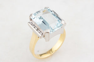 VINTAGE c1980s AQUAMARINE AND DIAMOND RING 18ct GOLD