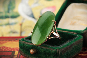 VINTAGE MID-CENTURY NEPHRITE JADE RING IN 9ct GOLD