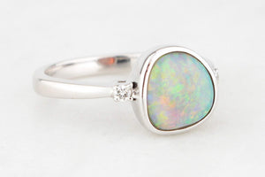 VINTAGE SOLID OPAL & DIAMOND RING 14ct WHITE GOLD