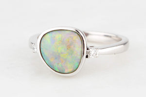 VINTAGE SOLID OPAL & DIAMOND RING 14ct WHITE GOLD