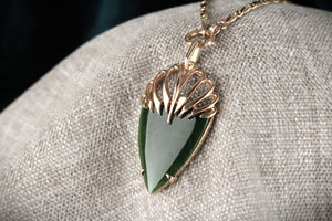 ANTIQUE EDWARDIAN NEPHRITE JADE PENDANT IN 9ct GOLD