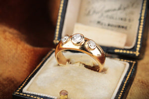 RETRO DIAMOND TRILOGY RING 18ct GOLD