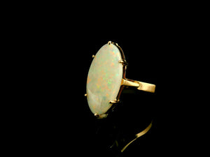 MID-CENTURY SOLID WHITE OPAL RING IN 14ct GOLD