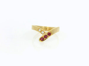 VINTAGE RUBY & DIAMOND CHEVRON BAND 18ct GOLD