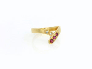 VINTAGE RUBY & DIAMOND CHEVRON BAND 18ct GOLD