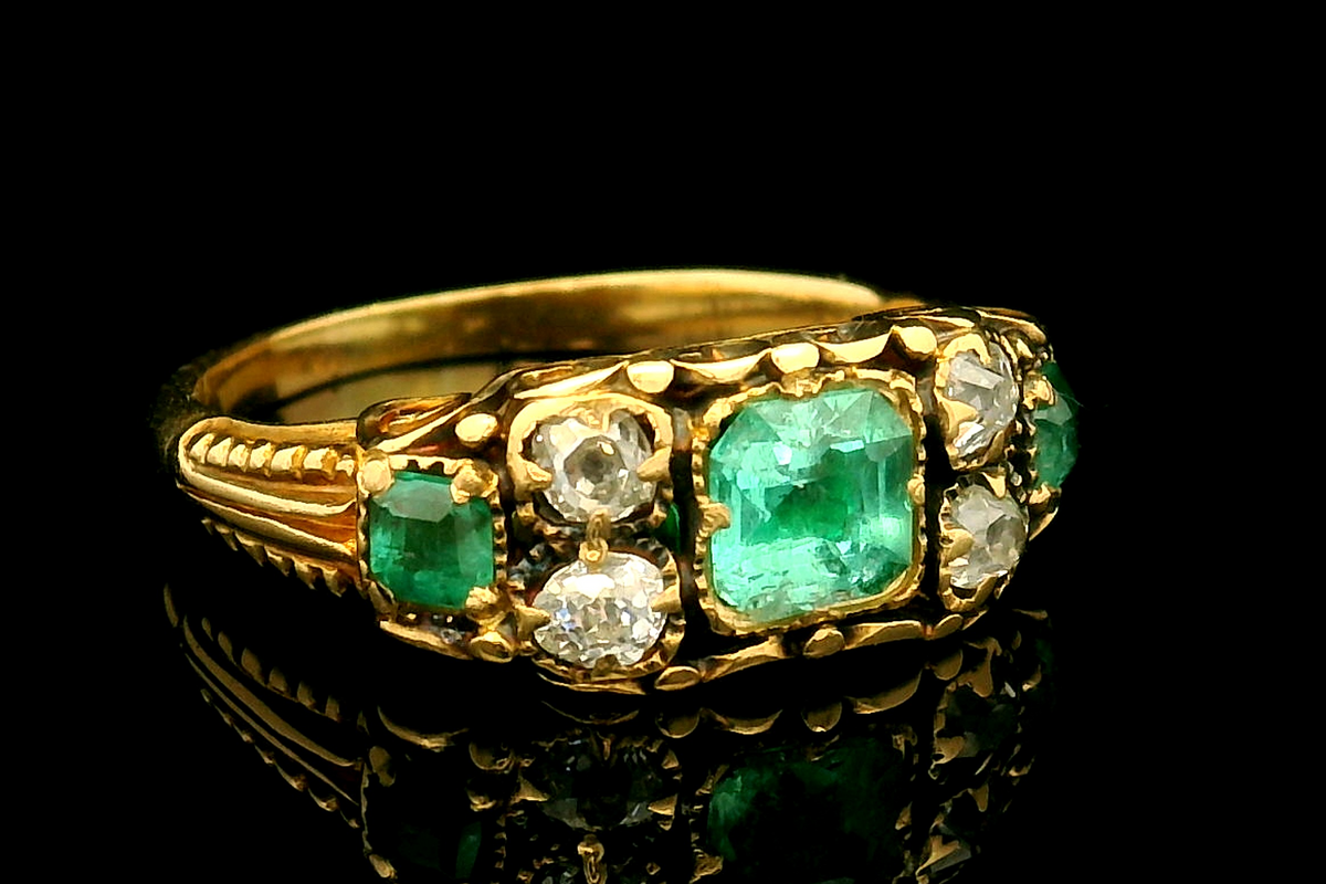 ANTIQUE GEORGIAN c1830 EMERALD &amp; DIAMOND RING 22ct GOLD