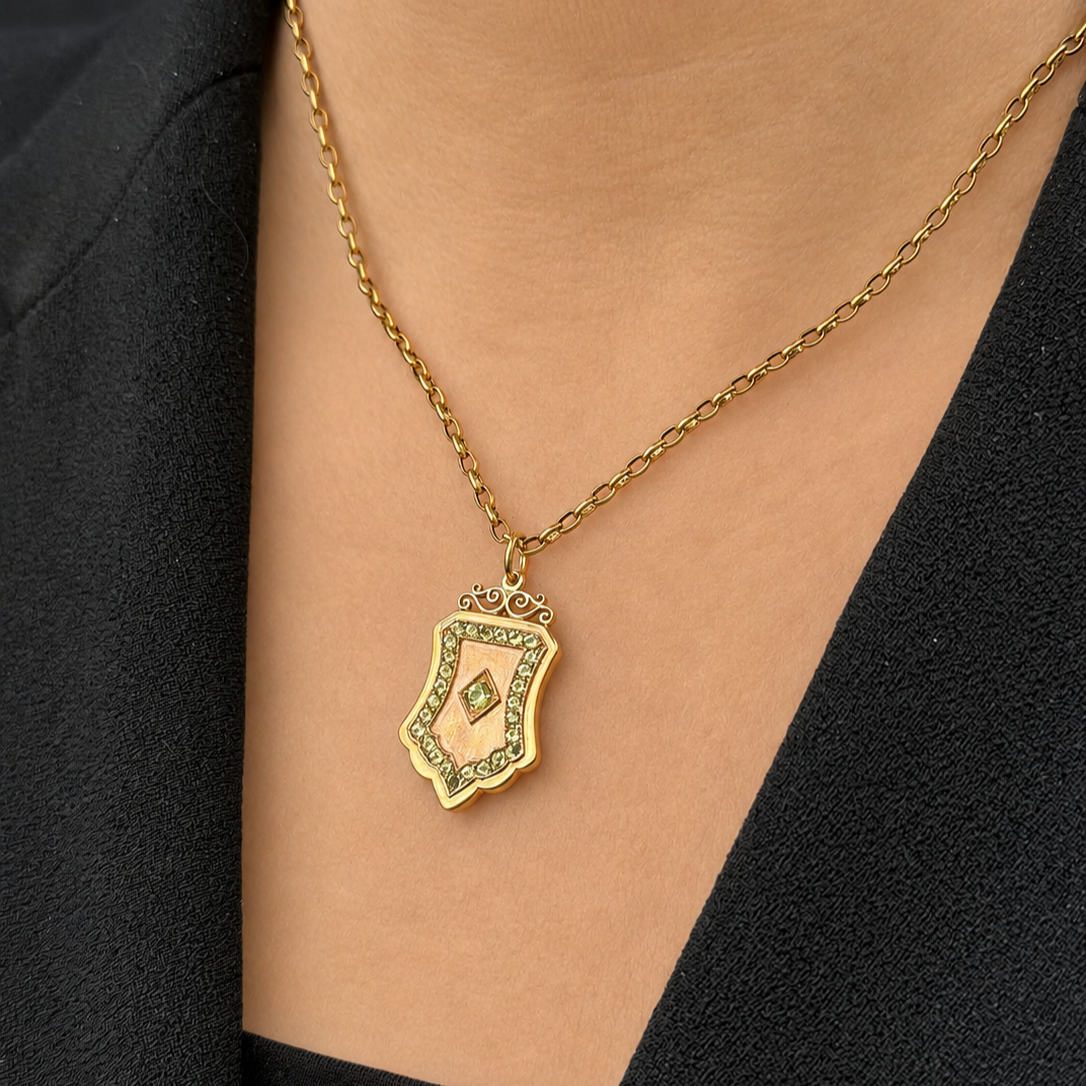 VINTAGE PERIDOT SHIELD PENDANT 9ct GOLD
