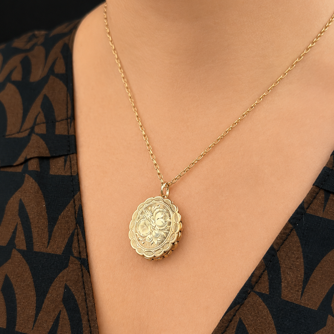 ANTIQUE VICTORIAN ETCHED TRIPLE FOLD OUT LOCKET 9ct GOLD