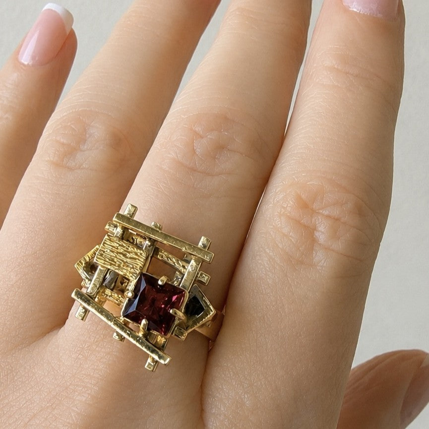 MID-CENTURY GARNET COCKTAIL RING 9ct GOLD