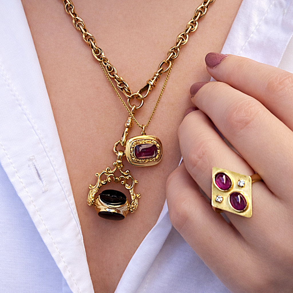 ANTIQUE MOURNING LOCKET WITH GARNET HEART 9ct GOLD