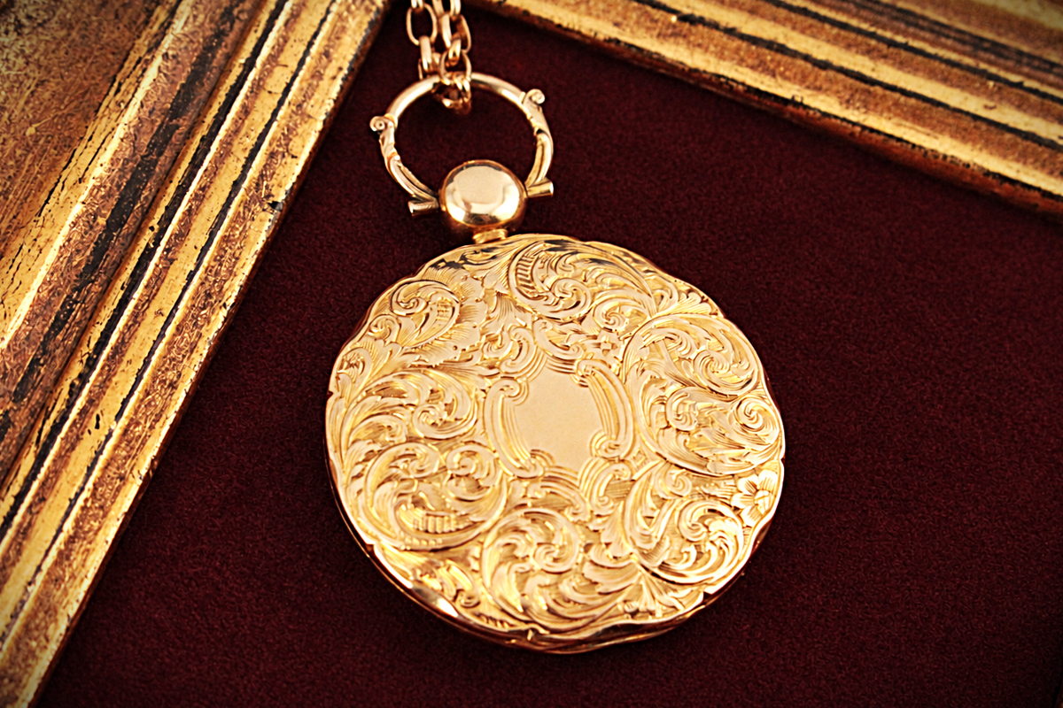 ANTIQUE LATE VICTORIAN ENGRAVED PHOTO LOCKET 15ct GOLD