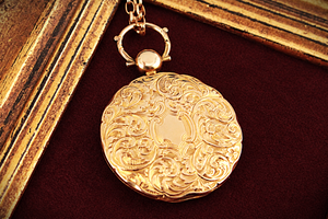 ANTIQUE LATE VICTORIAN ENGRAVED PHOTO LOCKET 15ct GOLD