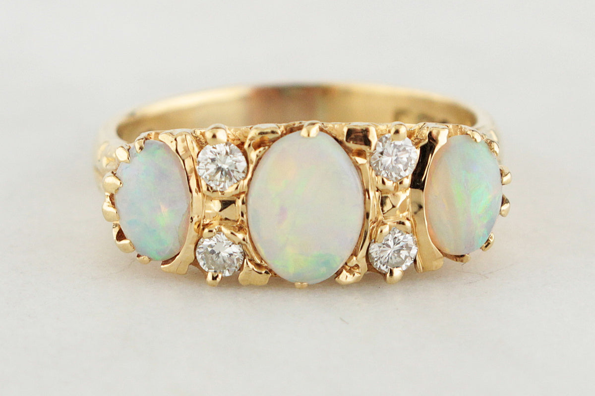 VINTAGE 1975 SOLID OPAL &amp; DIAMOND RING 18ct GOLD