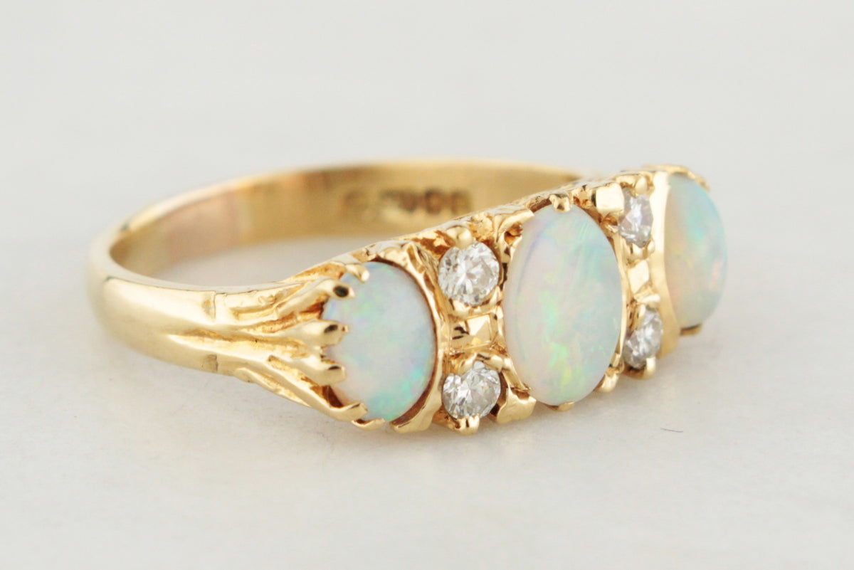 VINTAGE 1975 SOLID OPAL &amp; DIAMOND RING 18ct GOLD