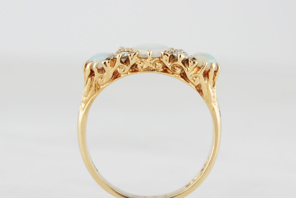 VINTAGE 1975 SOLID OPAL &amp; DIAMOND RING 18ct GOLD