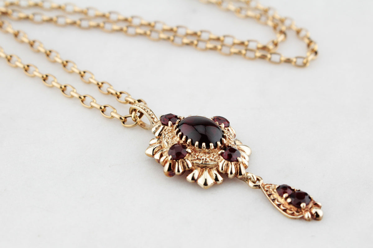 VINTAGE GARNET PENDANT IN 9ct GOLD